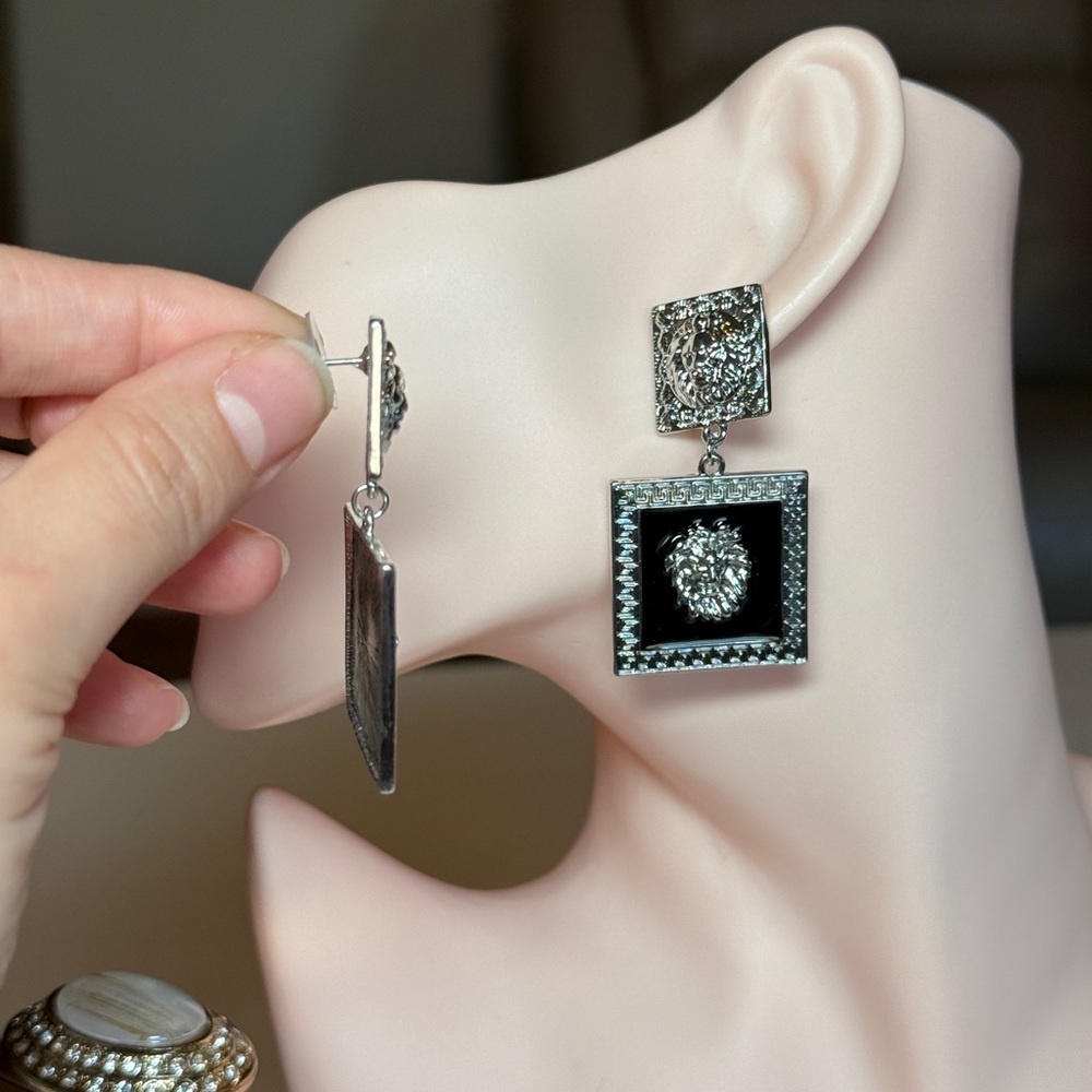 Elegant Lion Earrings - Picture 4 of 8